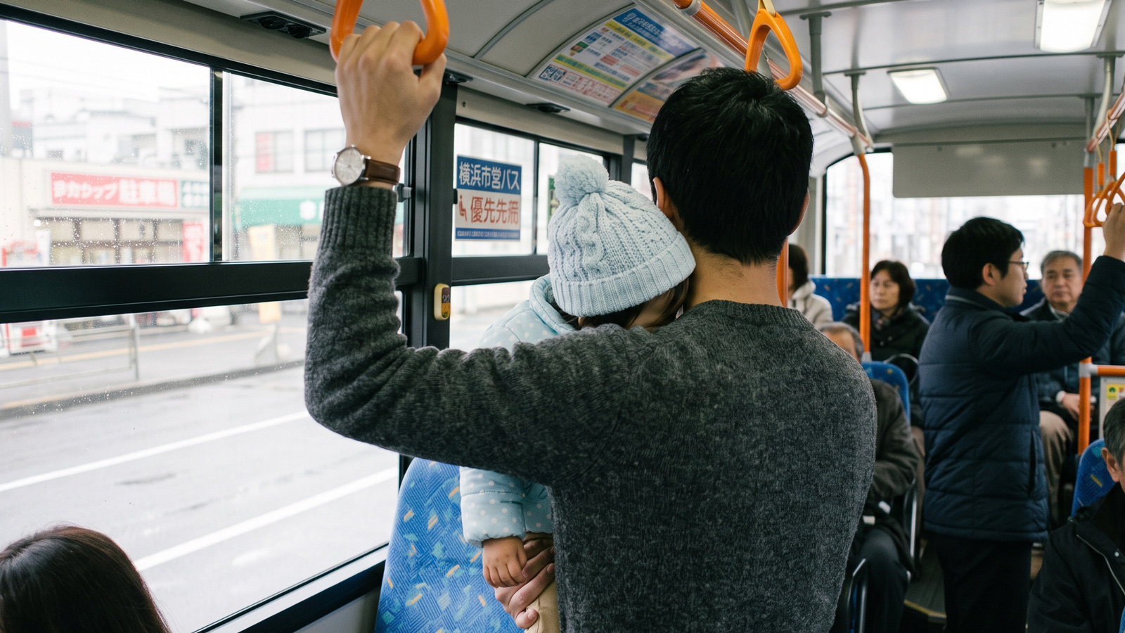 「抱っこ紐は要らない」派のパパ必見。素手抱っこでヒヤッとする前に、カバンに忍ばせる5秒の安心。